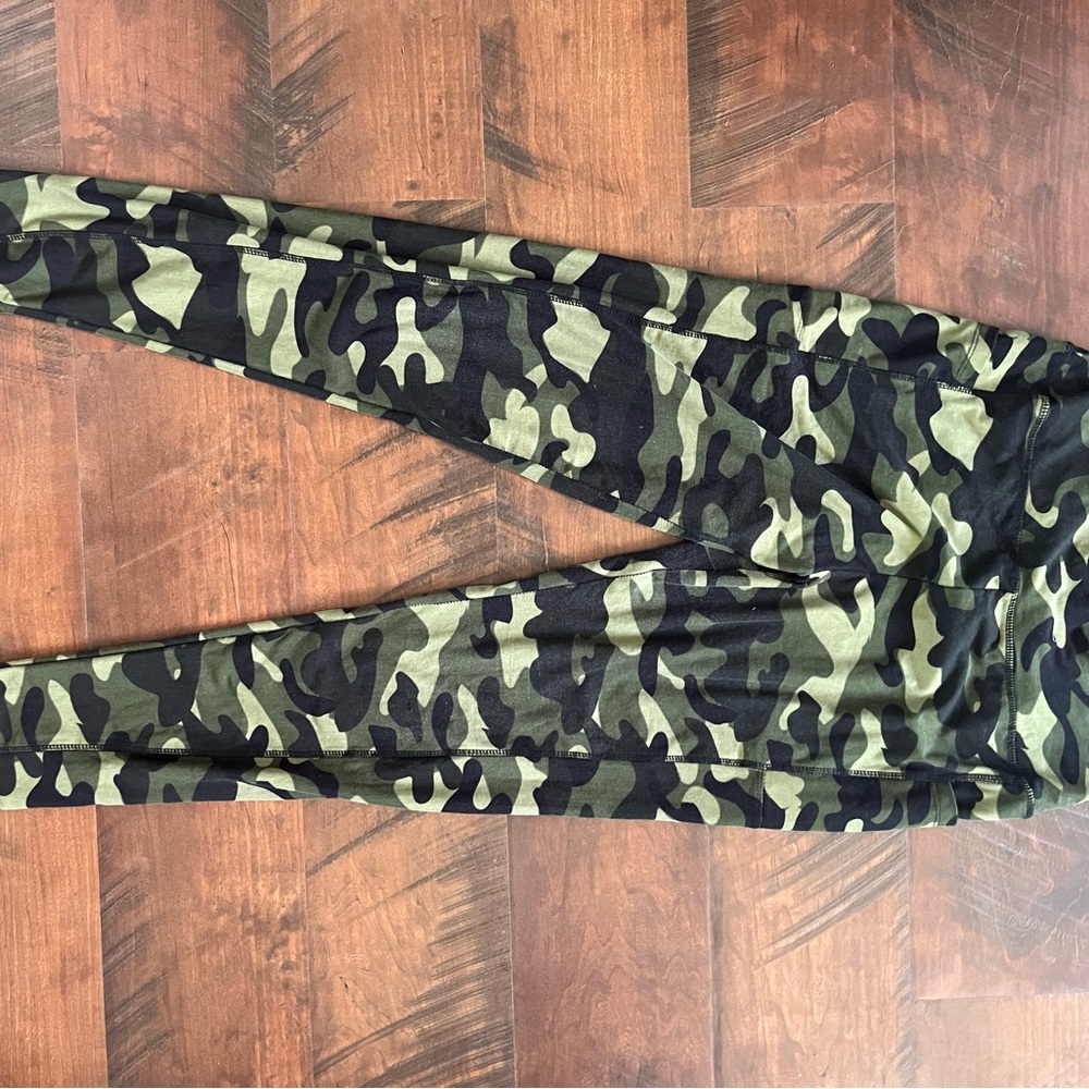 Women’s Camouflage Green and Black Stretchy Leggings